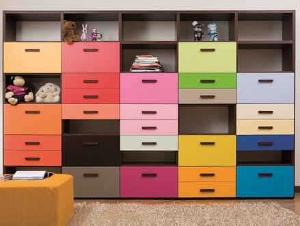 встроенная детская мебель с разноцветными ящиками