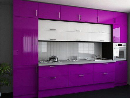 кухня из пластика в фиолетовом стиле