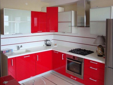 угловая кухня на заказ красная с белыми вставками на заказ