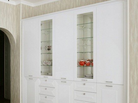 белый шкаф с стеклянными вставками