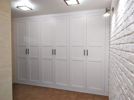 встроенный белый распашной шкаф в классическом стиле